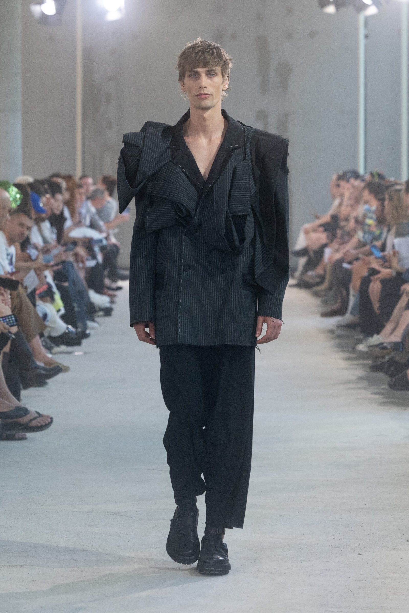 Berlin-Curated_SS26_Runway_by_Andreas-Hofrichter-22