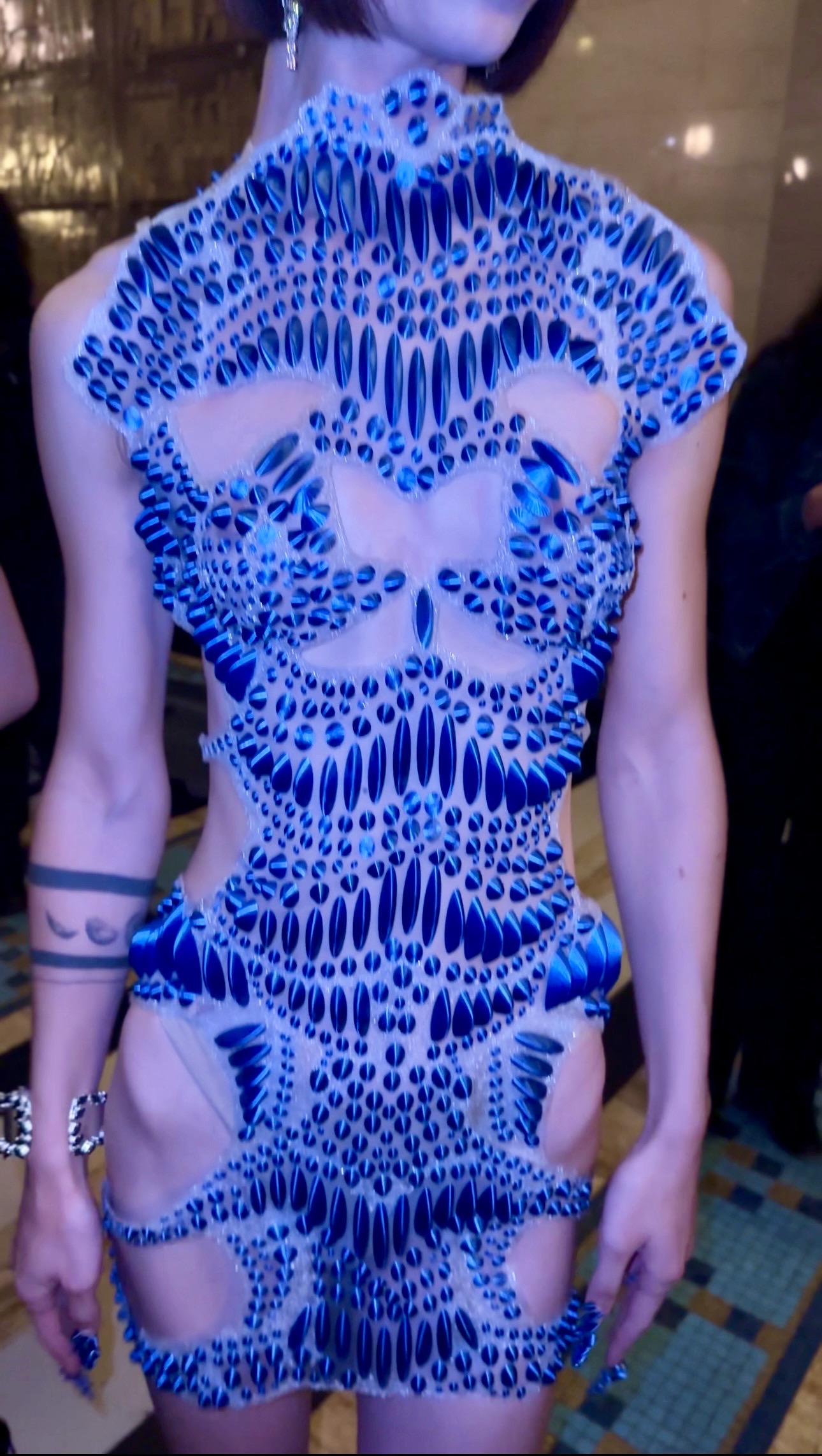 Le Soleil de Minuit de Karina Bond ou quand la mode devient sculpture vivante